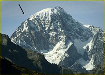 Picco Luigi Amedeo (a sinistra della vetta innevata del monte Bianco e della vetta rocciosa del monte Bianco di Courmayeur)